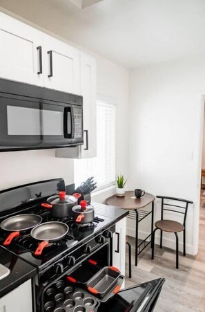 Private kitchen - Stylish Escape: Pool, Free Gated Parking & WiFi (Los Angeles)