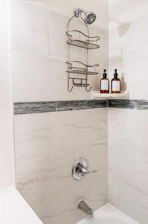 Bathroom - Stylish Escape: Pool, Free Gated Parking & WiFi (Los Angeles)