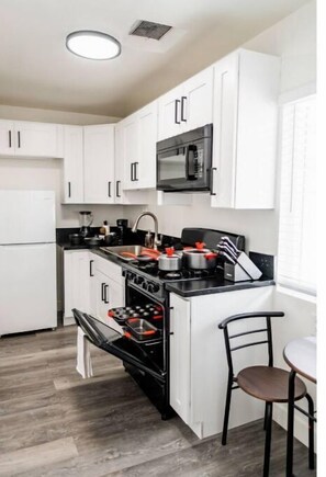 Private kitchen - Stylish Escape: Pool, Free Gated Parking & WiFi (Los Angeles)