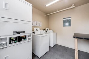 Interior - Cozy Apt w/ Pool, Fast Wi-fi, Nearby Attractions! (Los Angeles)