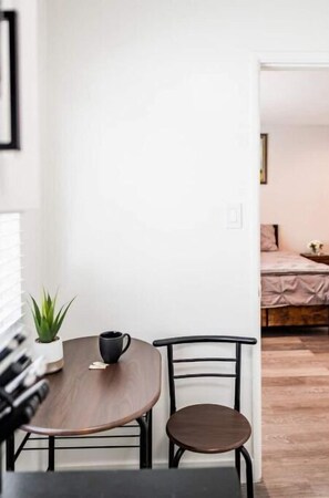 Interior - Cozy Apt w/ Pool, Fast Wi-fi, Nearby Attractions! (Los Angeles)