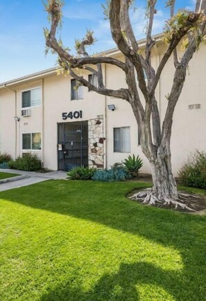 Exterior - Cozy Apt w/ Pool, Fast Wi-fi, Nearby Attractions! (Los Angeles)