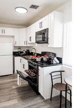 Private kitchen - Cozy Apt w/ Pool, Fast Wi-fi, Nearby Attractions! (Los Angeles)