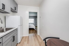 Interior - Sparkling Clean New Reno Apt Prime Location! (Los Angeles)