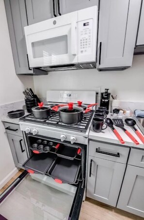 Private kitchen - Sparkling Clean New Reno Apt Prime Location! (Los Angeles)