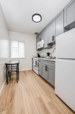 Private kitchen - Sparkling Clean New Reno Apt Prime Location! (Los Angeles)
