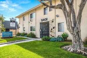 Exterior - Tranquil Hideaway: Pool, Free Parking & WiFi (Los Angeles)