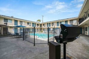 Exterior - Tranquil Hideaway: Pool, Free Parking & WiFi (Los Angeles)