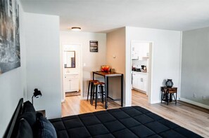 Room - Tranquil Hideaway: Pool, Free Parking & WiFi (Los Angeles)