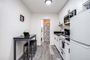 Private kitchen - Cozy Studio Retreat in Charming Sherman Oaks, Cal (Los Angeles)