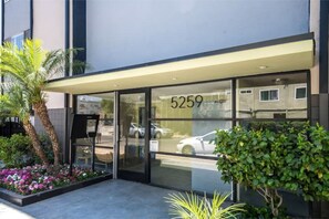 Exterior detail - Cozy Studio Retreat in Charming Sherman Oaks, Cal (Los Angeles)