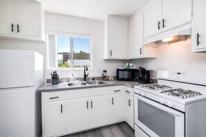Private kitchen - Charming 1BR/1BA Retreat, Gated Parking! (Los Angeles)