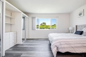 Room - Charming 1BR/1BA Retreat, Gated Parking! (Los Angeles)