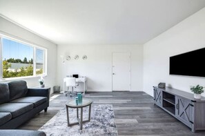 Living area - Charming 1BR/1BA Retreat, Gated Parking! (Los Angeles)