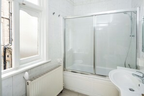 Haartrockner, Handtücher, Seife, Shampoo