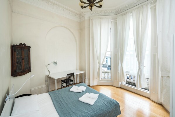 4 bedrooms, bed sheets