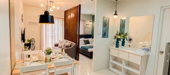  Ocean Studio1 Bedroom, Private Balcony, Inviting Pool, and Gym