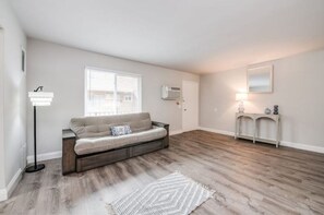 Living area - 1Bd, Sparkling pool, Fast WiFi, Nice Neighborhood! (Los Angeles)