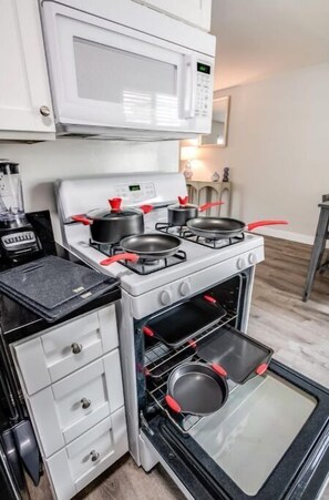 Private kitchen - 1Bd, Sparkling pool, Fast WiFi, Nice Neighborhood! (Los Angeles)