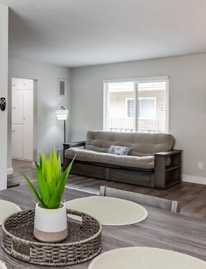 Living area - 1Bd, Sparkling pool, Fast WiFi, Nice Neighborhood! (Los Angeles)