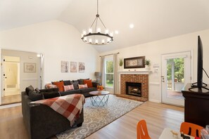 Een smart-tv en een open haard