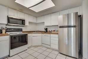 Een koelkast, een magnetron, een oven, een kookplaat