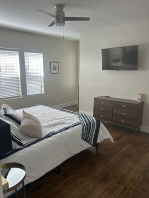 2 Schlafzimmer, Schreibtisch, Bügeleisen/Bügelbrett, Reisekinderbett