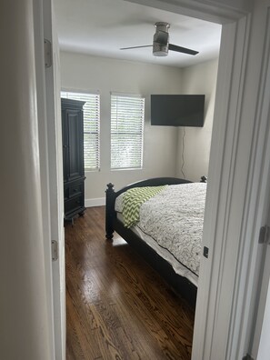 2 Schlafzimmer, Schreibtisch, Bügeleisen/Bügelbrett, Reisekinderbett