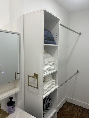 Douche, sèche-cheveux, serviettes fournies, savon