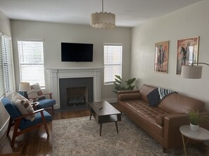 Una Smart TV, una chimenea, libros, un reproductor estéreo