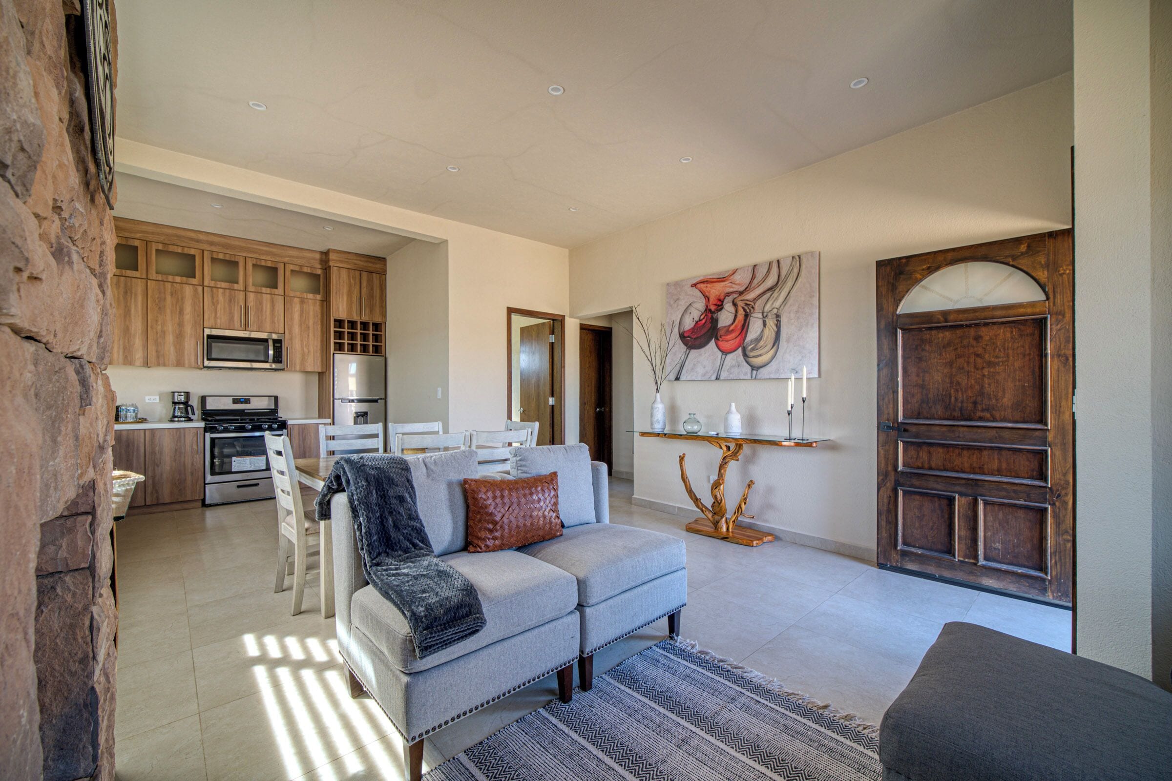Deluxe Suite | Minibar, in-room safe, individually decorated, individually furnished