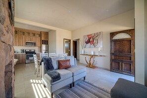 Deluxe Suite | Minibar, in-room safe, individually decorated, individually furnished - Emmalu Hotel Boutique (Valle de Guadalupe)