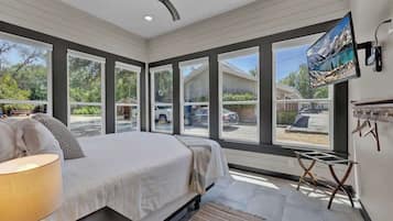 3 bedrooms, individually decorated, individually furnished, bed sheets