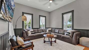 House, Multiple Beds, Patio, City View (262 N Union Ave) | Living area