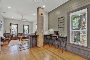 單棟房屋, 多張床, 露台, 城市景 (262 N Union Ave) | 用餐區