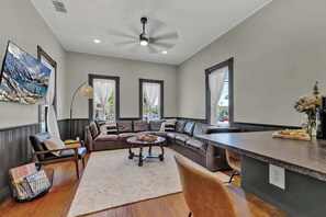 Casa, várias camas, varanda, vista para a cidade (262 N Union Ave) | Área de estar