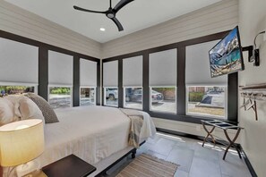 独立别墅, 多张床, 露台, 城市景观 (262 N Union Ave) | 3 多间卧室、特色装修、特色家居、床单
