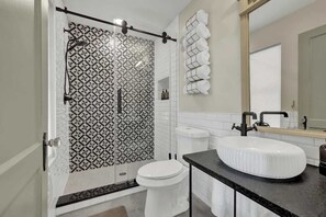 Maison, plusieurs lits, patio, vue ville (262 & 296 N Union) | Salle de bain