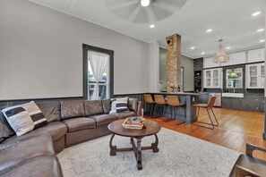 Hus - flere senge - terrasse - byudsigt (262 & 296 N Union) | Opholdsområde