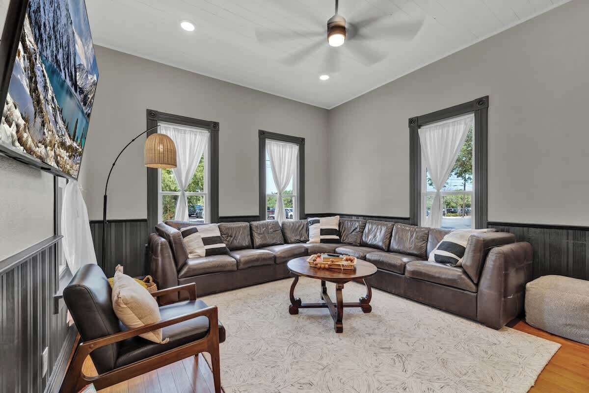 Casa, varias camas, patio, vista a la ciudad (262 & 296 N Union) | Área de sala de estar