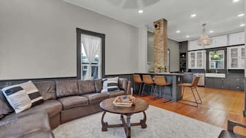 House, Multiple Beds, Patio, City View (262 & 296 N Union) | Living area