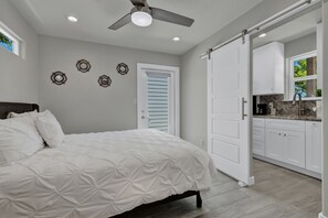 Ferienhütte, 1 Queen-Bett, Terrasse | 1 Schlafzimmer, individuell dekoriert, individuell eingerichtet