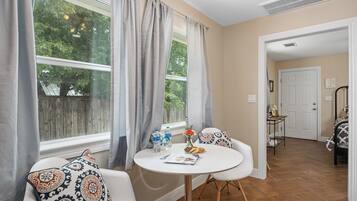 Room, 1 King Bed, Hot Tub | Dining