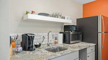 Kamar, 1 Tempat Tidur King, hot tub | Dapur pribadi | Lemari es, microwave, dan mesin pembuat kopi/teh