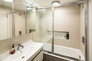 Séchoir à cheveux, serviettes fournies, savon, shampooing