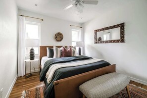 3 bedrooms, individually decorated, individually furnished, bed sheets - Blissful Haven With Hot Tub & Fire Pit (Fredericksburg)