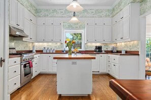 House, Multiple Beds, Hot Tub | Private kitchen | Fridge, microwave, oven, stovetop - The Painted Lady Estate (Fredericksburg)
