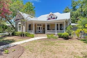 Exterior - The Painted Lady Estate (Fredericksburg)