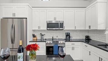 Kondominium, 1 Tempat Tidur King | Dapur pribadi | Lemari es, microwave, oven, dan kompor