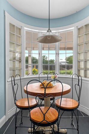 In-room dining - Sunshine Haus With Pool and Hot Tub (Fredericksburg)